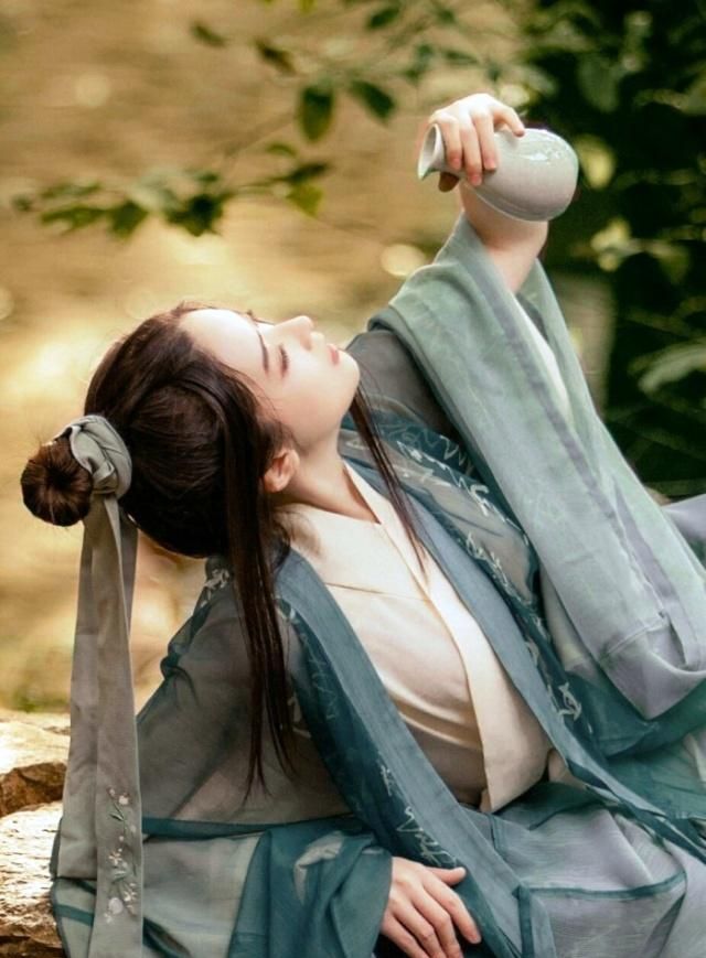 经典的情感小句子,爱情里没有谁对谁错,只是珍