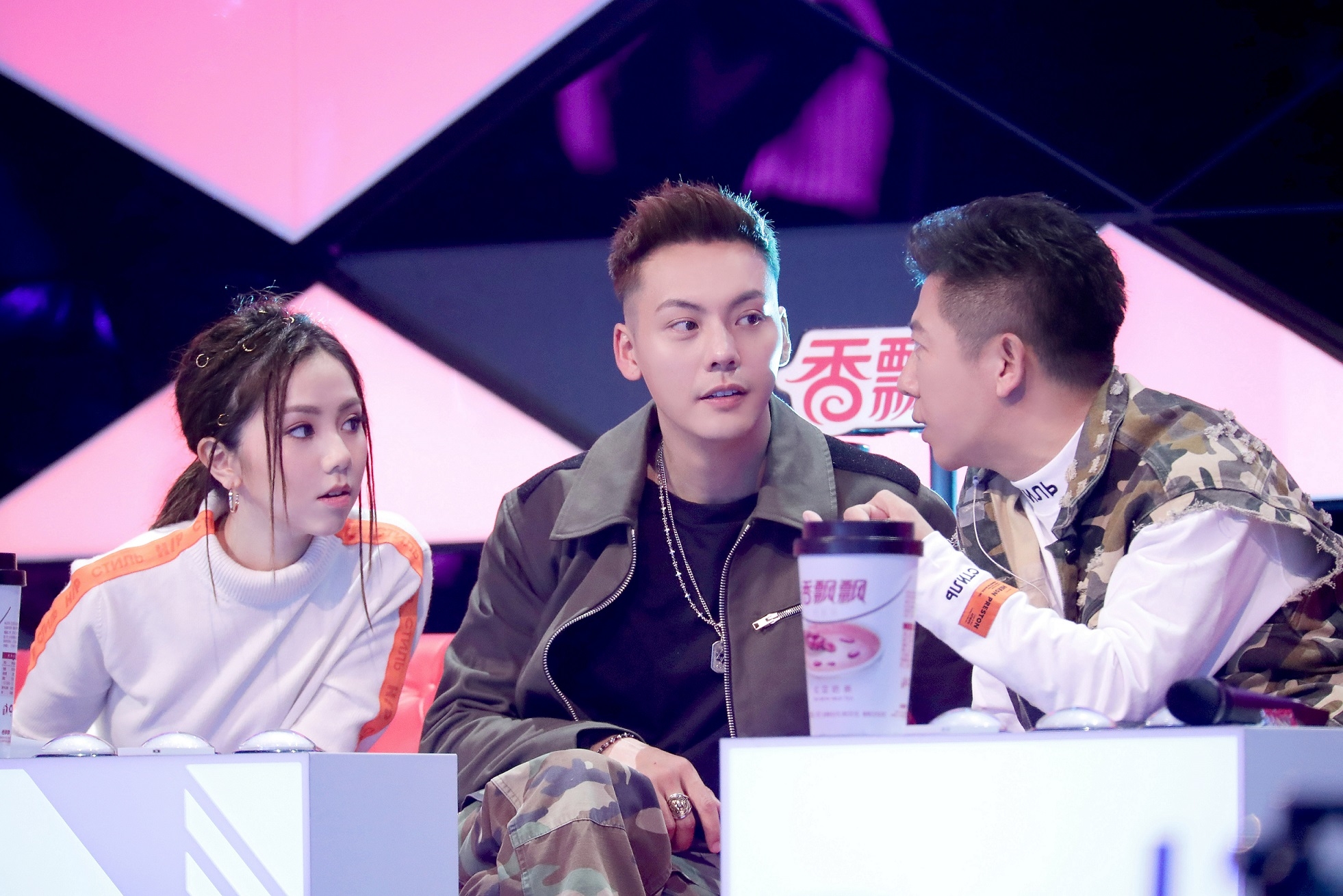 《下一站传奇》陈伟霆不严格了?自己爆灯还帮邓紫棋按