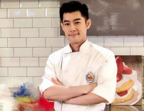 他是林心如的前男友，长相不输霍建华，因不会发短信被林心如嫌弃