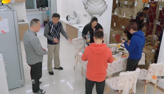 《我家那闺女》郭跃爸爸提前回家参与女儿聚会，网友：没眼力！