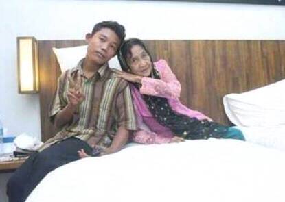 老妻少夫相差几轮，感情甜蜜，如胶似漆，路人摇头尴尬