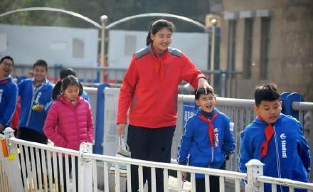 山东11岁女孩比郑海霞还高！身高2米1，篮球天赋好，父母身高2米