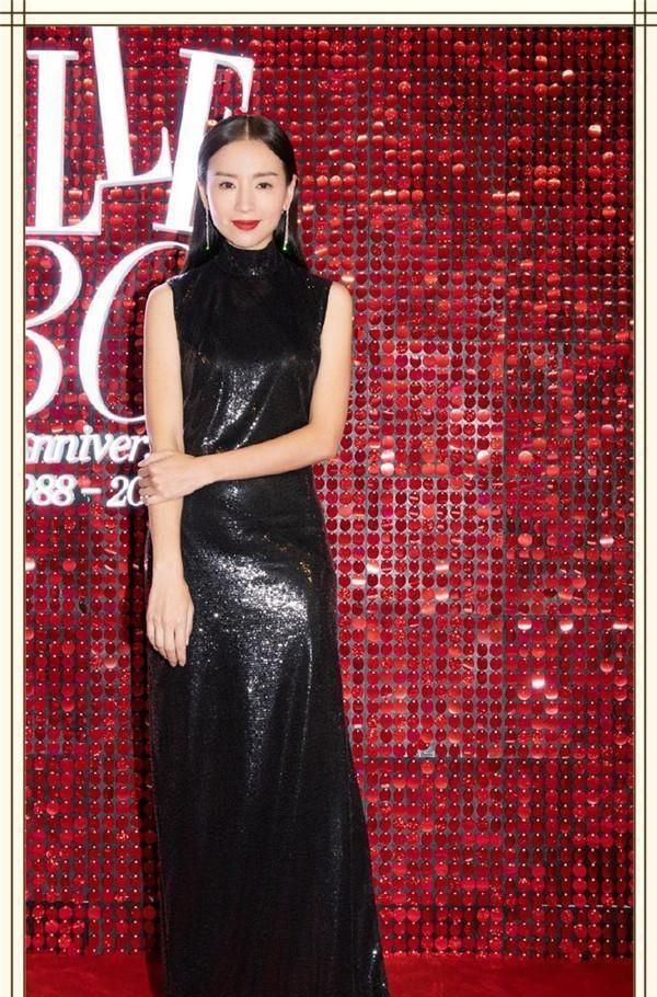 董洁扮嫩从不靠穿衣,一副眼镜就让她重返青春期,30+女人学着点