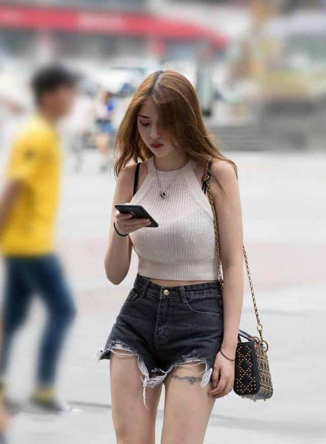 街拍:小姐姐黑色的棒球帽亮皮包包,看起来运动风满满