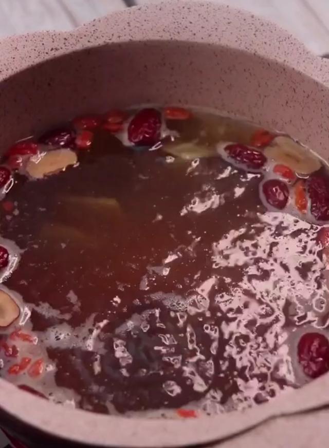 女生那几天别总让她喝热水，做个红糖鸡蛋汤，简单几步，暖心暖胃