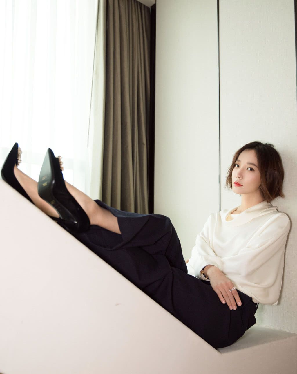 王珞丹斜肩裙胸前绑成八字形,转身看到后背,