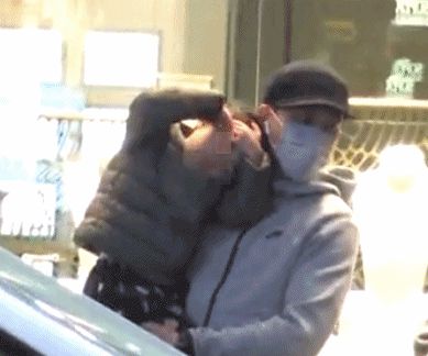 刘恺威祖孙三代现身街头，小糯米当众撒娇，长相完美遗传了杨幂