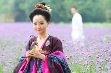 自古美女配鲜花，古装剧女角色拿花瞬间，果然还是图五最经典