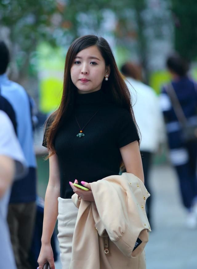 街拍：时尚性感的少妇，穿上性感的蕾丝短裤