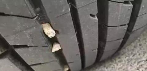 轮胎缝卡石头该咋办？用钥匙抠太傻，教你一土办法，石头全跑光