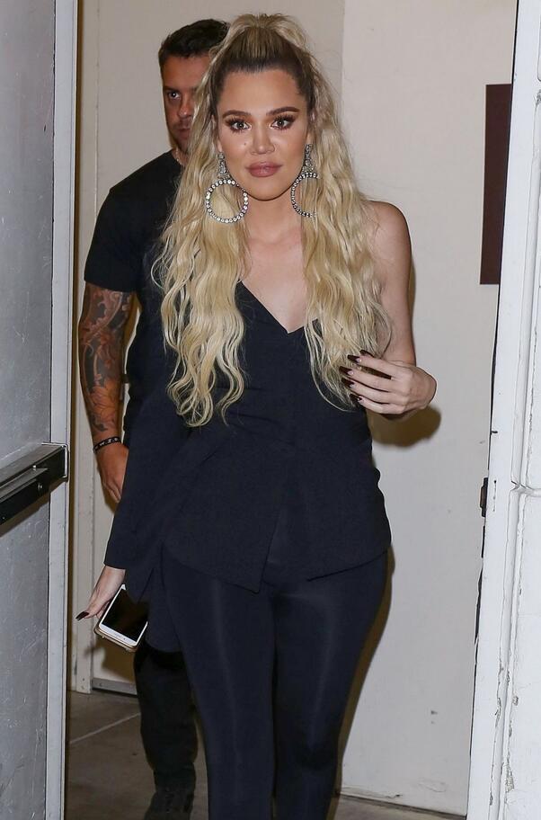 女星科勒·卡戴珊现身千橡市街头，她看起来魅力十足