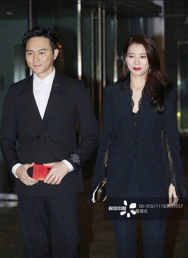 袁咏仪长发被赞美回当年,被张智霖宠着的她,如