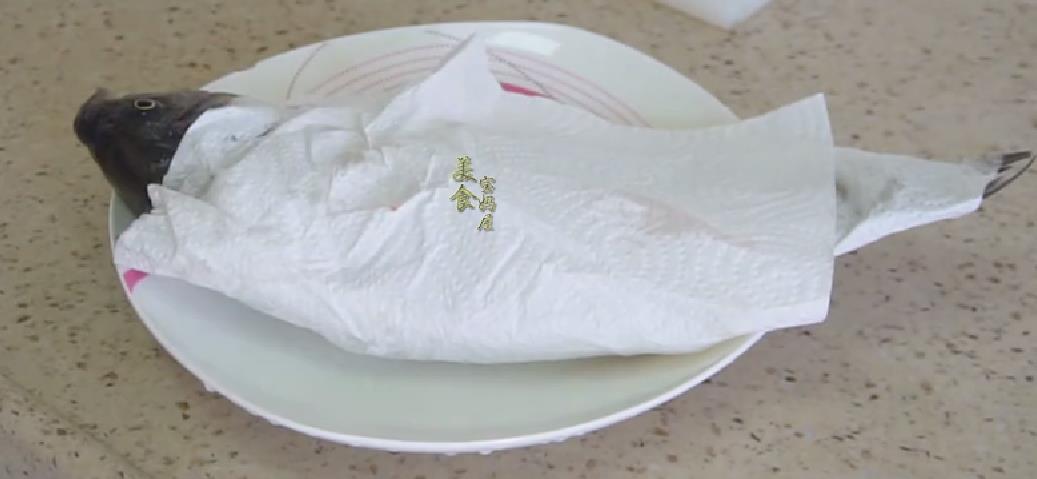 红烧鱼这样做，不粘锅也不破皮，只要记住这个窍门，方法简单实用