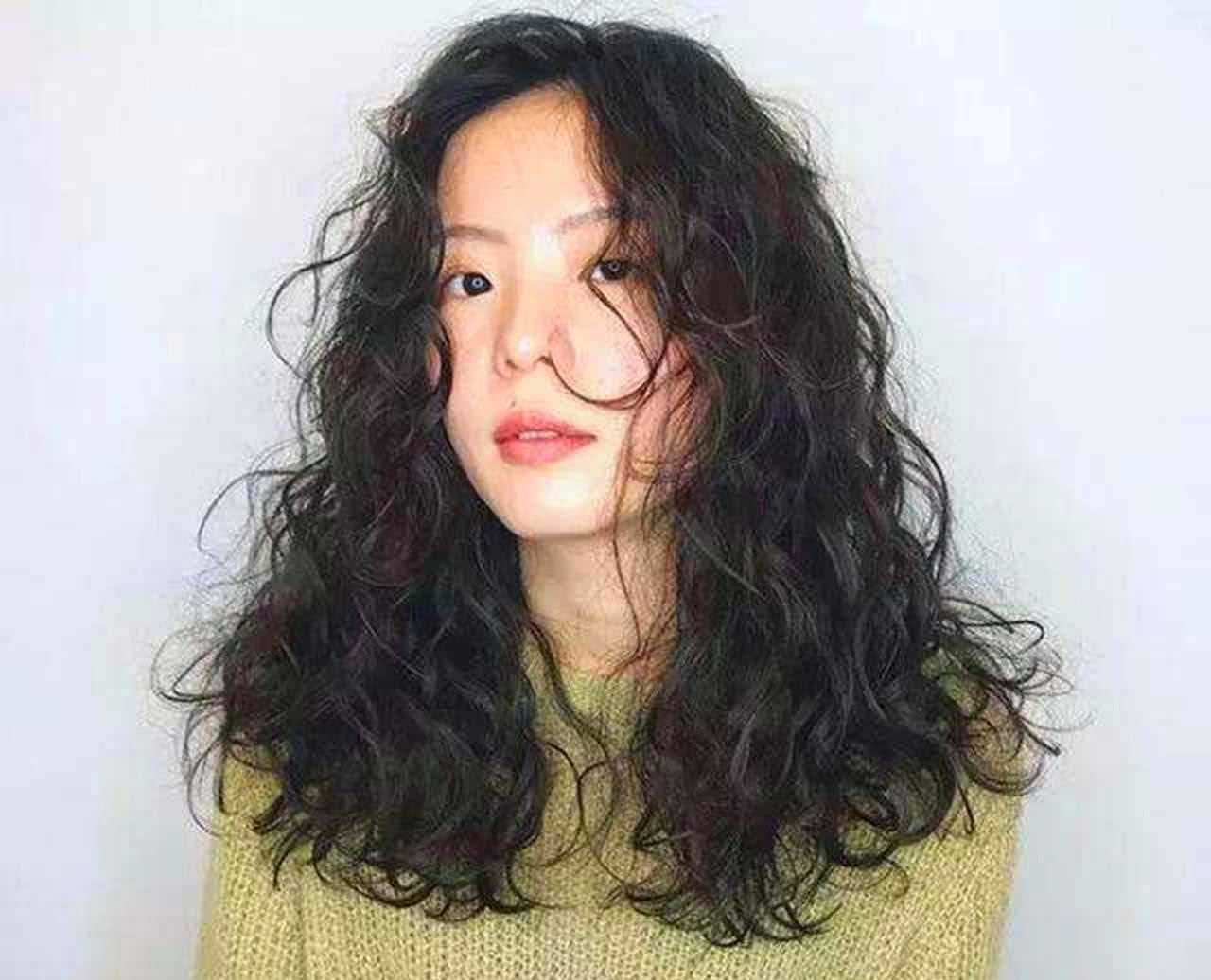 作为女生还不知道冬季想换什么发型?不如试试复古小卷发吧!