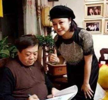 76岁赵忠祥妻子近照大曝光，网友：长成这样，难怪藏着不让看！