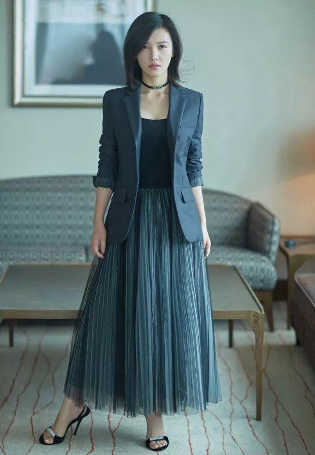杨子姗1尺8的腰算什么?因穿"尾巴鞋,脚长50码才是重点!