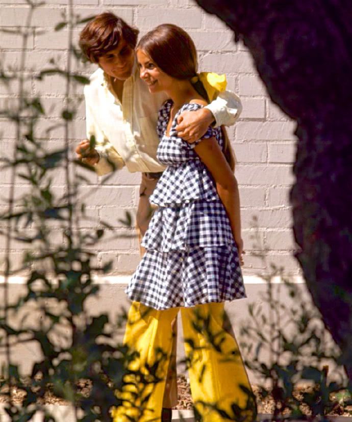 老照片:50年前的美国就如此潮流开放,街上女生