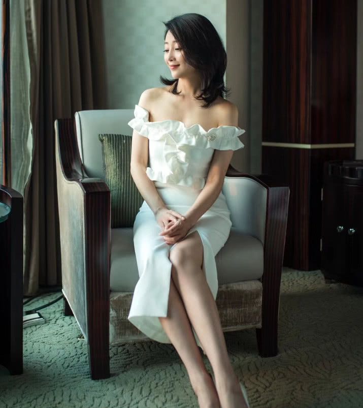 殷桃穿白裙,38岁仍美成初恋,难怪在剧中黄晓明对她一见钟情!刘涛主演的电视剧铁在烧图片