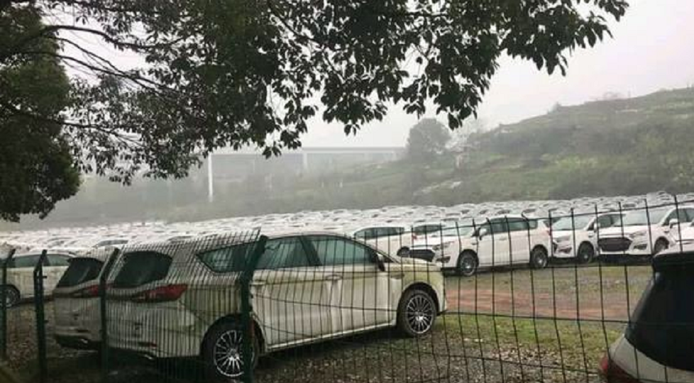 可惜,白压压一片新车,废弃停车场“腐烂”没人要?