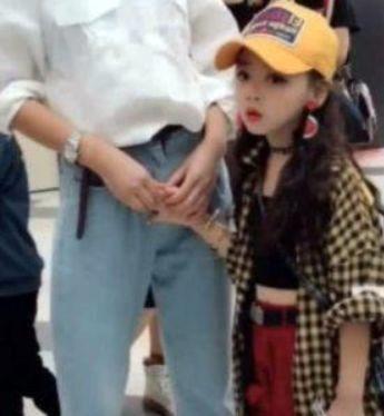 抖音最潮女孩爆红，是母女还是姐妹傻傻分不清！网友：等你长大！