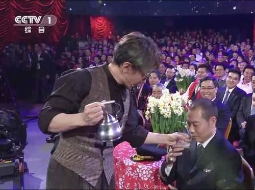 只关心刘谦换壶,却忽略了和他同框的机长,救了