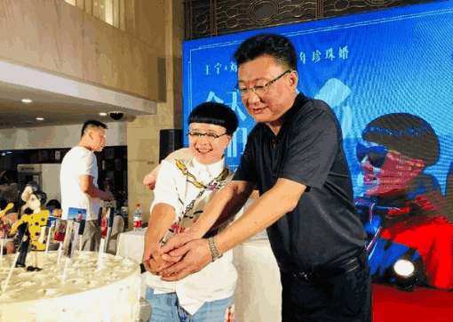 这对夫妻都是央视主持, 妻子52岁仍是童颜, 两人最萌身高差超甜