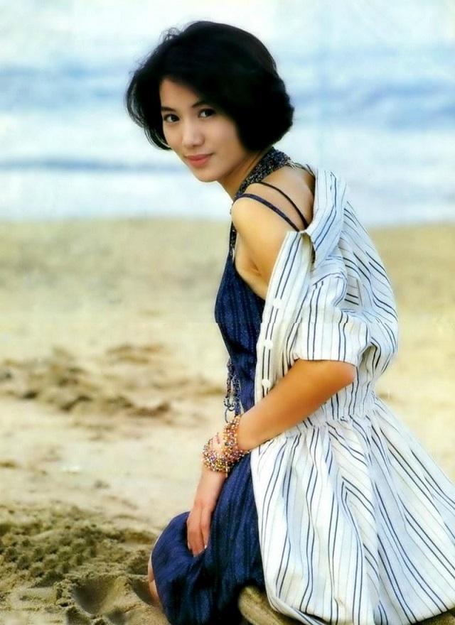 年轻的袁咏仪有多美?同框完胜李嘉欣,怪不得被叫作"靓靓"!