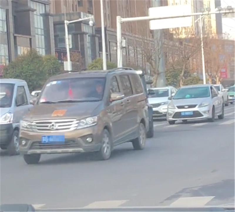 豪车得远离!215万奔驰G63变道不打灯,导致后方车直接降速