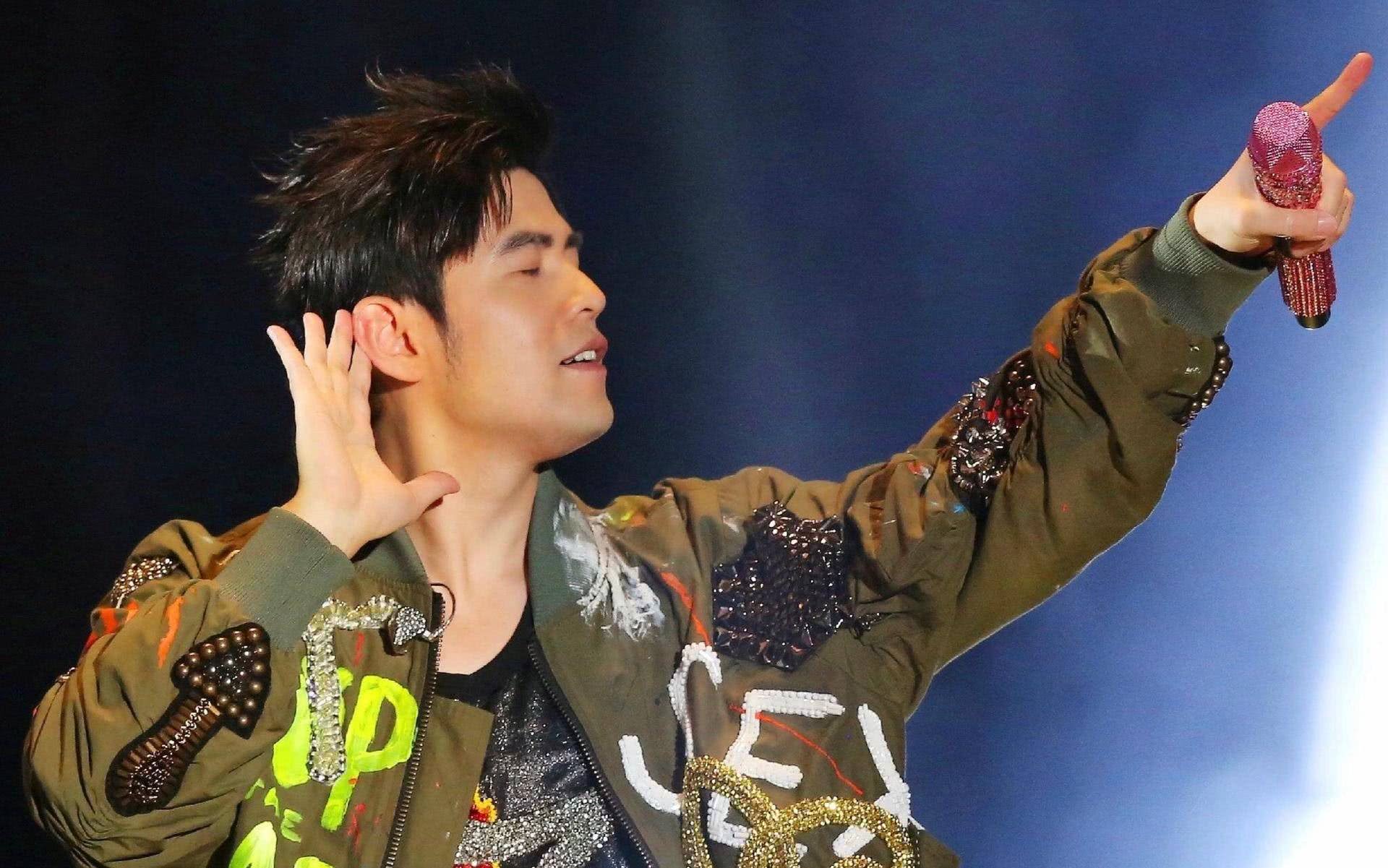 王俊凯演唱会弹钢琴时夹带小抄,网友笑了:不愧是周杰伦的迷弟!图片