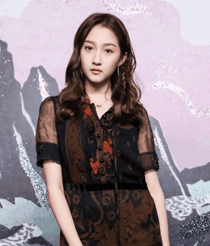 一直以为傻脸娜脸大, 直到她与关晓彤同框, 两人