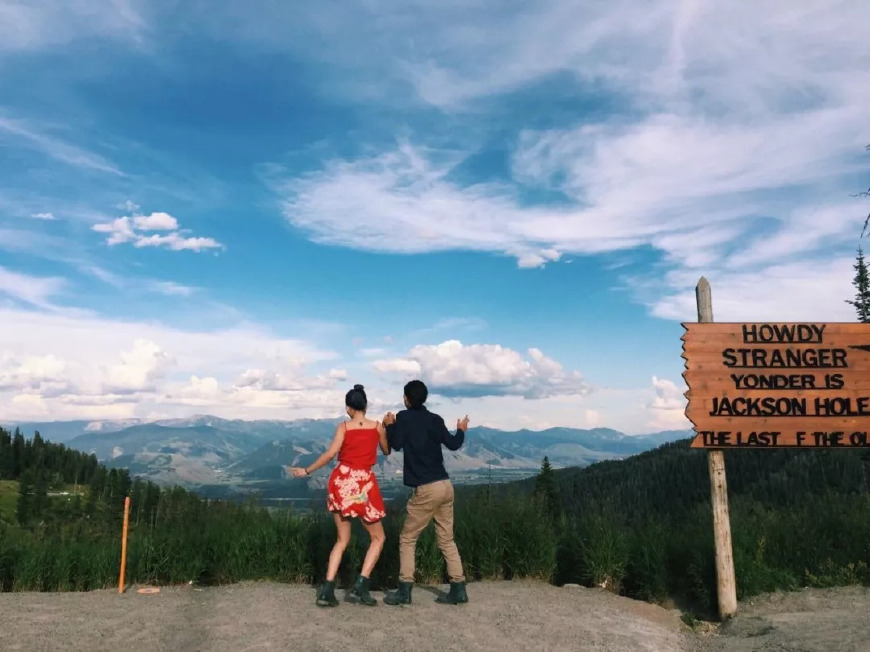 路上相爱,大学生子,没车没房,环游63国…这是一