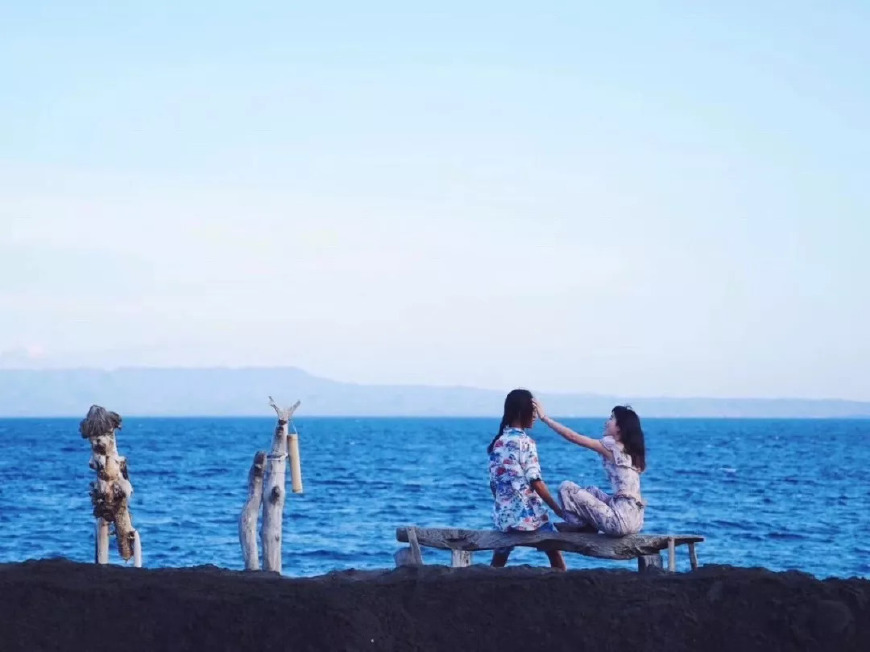 路上相爱,大学生子,没车没房,环游63国…这是一