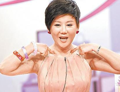她是一个富婆，和汪东城传绯闻，掌掴林心如，52岁有8个干儿子