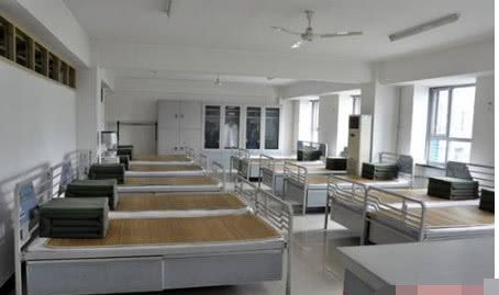 部队士兵们的宿舍，有没有冷暖空调？一年四季就一床被子怎么睡？