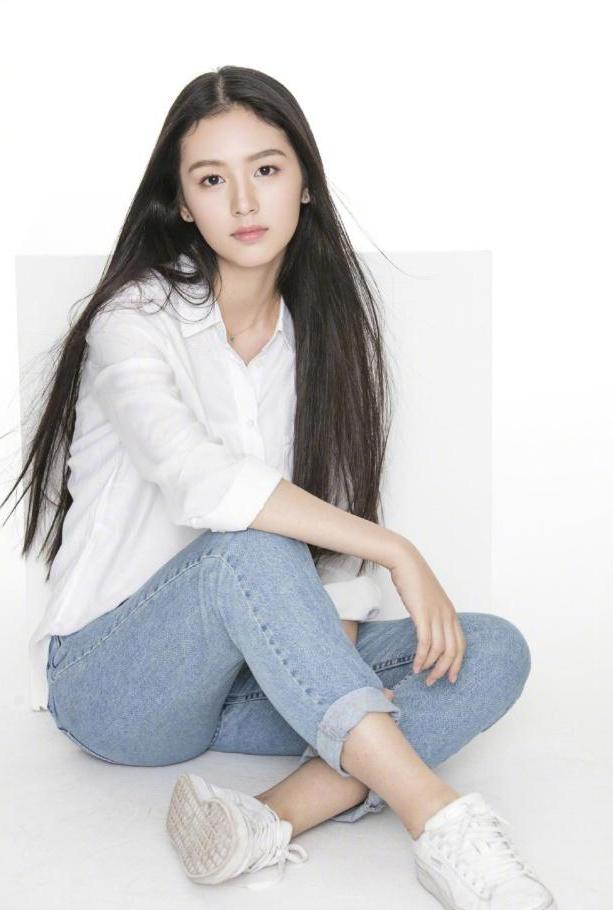 她曾被称为“北电最美艺考生”，跟关晓彤是同学，竟是她旗下艺人