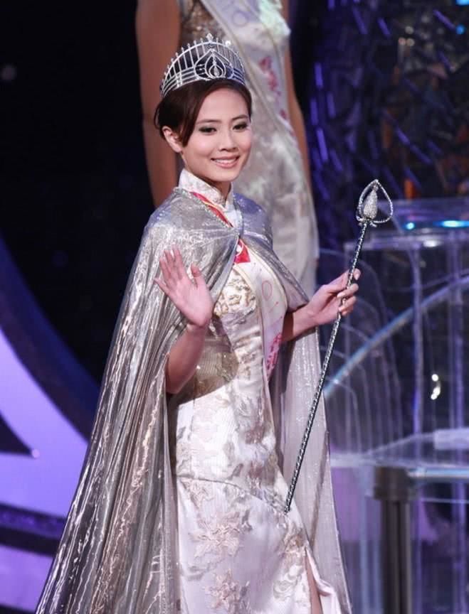 港姐朱晨丽一袭花短裙现身街头，被拍出大长腿后大赞摄影师技术好
