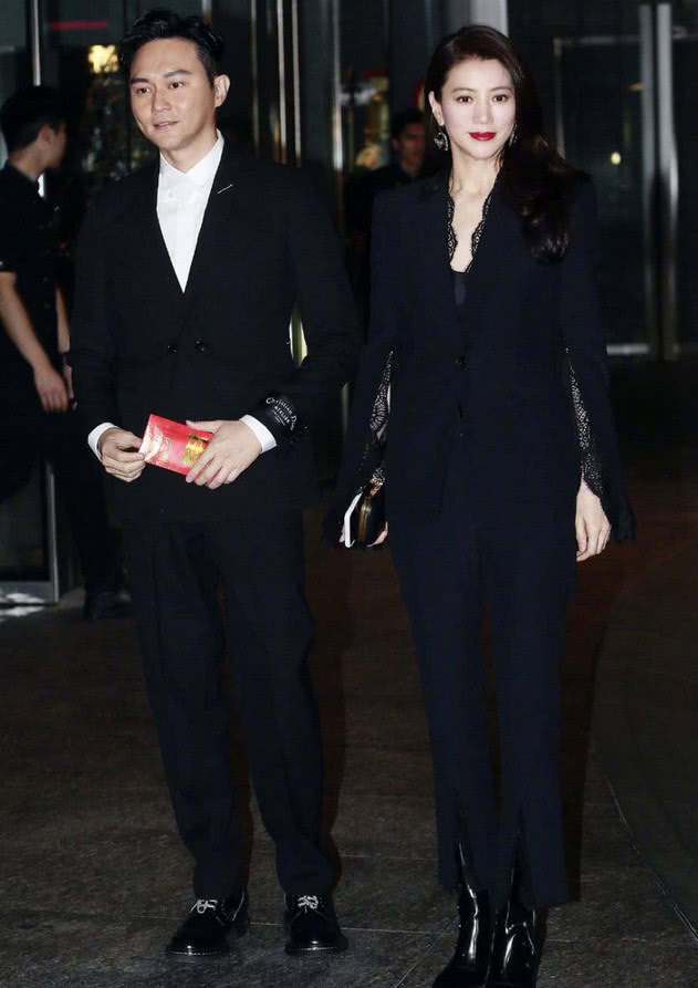 袁咏仪出席阿娇婚礼,黑色西装配浓烈红唇,波浪长发美出新天际