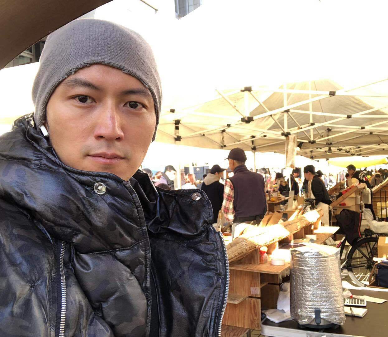 谢霆锋和家人补吃团年饭却不见俩儿子，生父和继父和谐同框