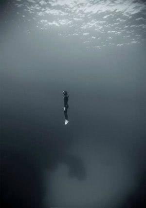这样深邃的海底,让人看到后感觉自己被困在里面,有一种深深的不安.