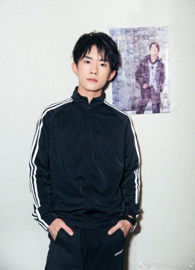 烊千玺上面这款新的发型是男生们可以借鉴的一款发型,自然蓬松的三七