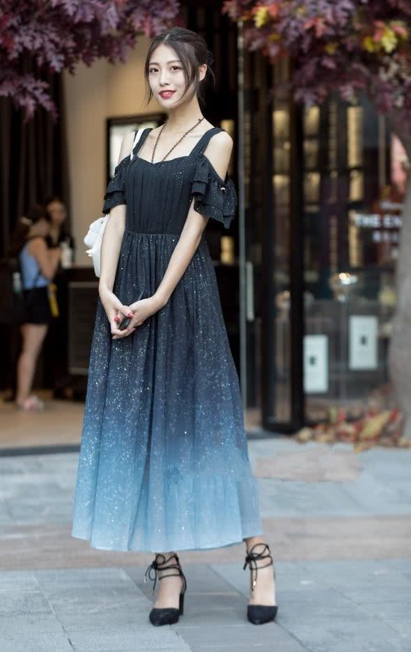 连衣裙舒适又利落,尽显满满的时尚气息,让你淑女范十足