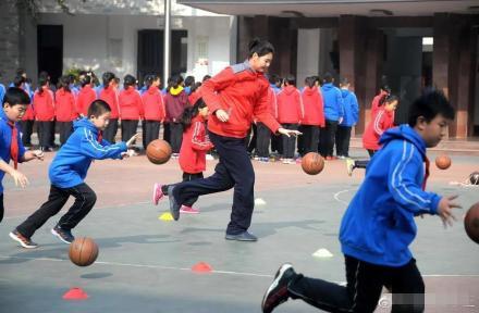 山东11岁女孩比郑海霞还高！身高2米1，篮球天赋好，父母身高2米