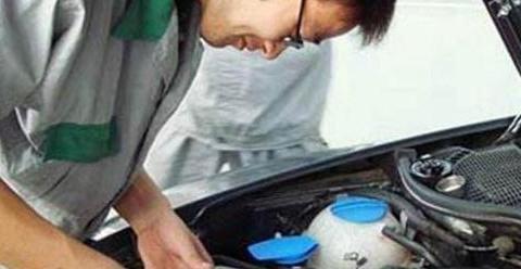 打开机油盖，上面出现一层“牛奶液体”，老司机：可以叫拖车了