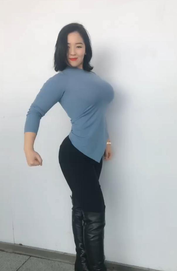紧身t恤穿出女人的自信美,丰满女人味十足