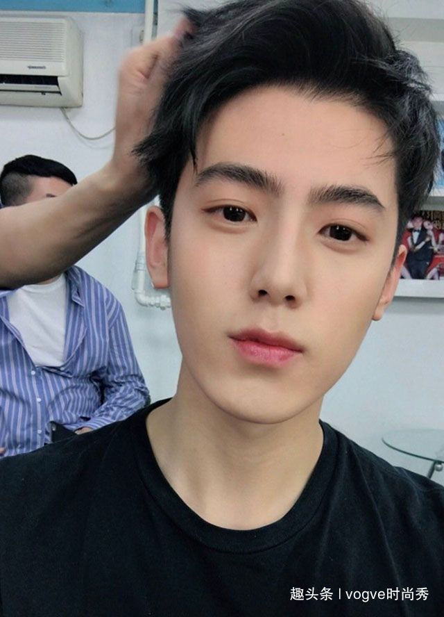 理发师为男生设计的新发型，19年别停留在“两边剪短”的阶段