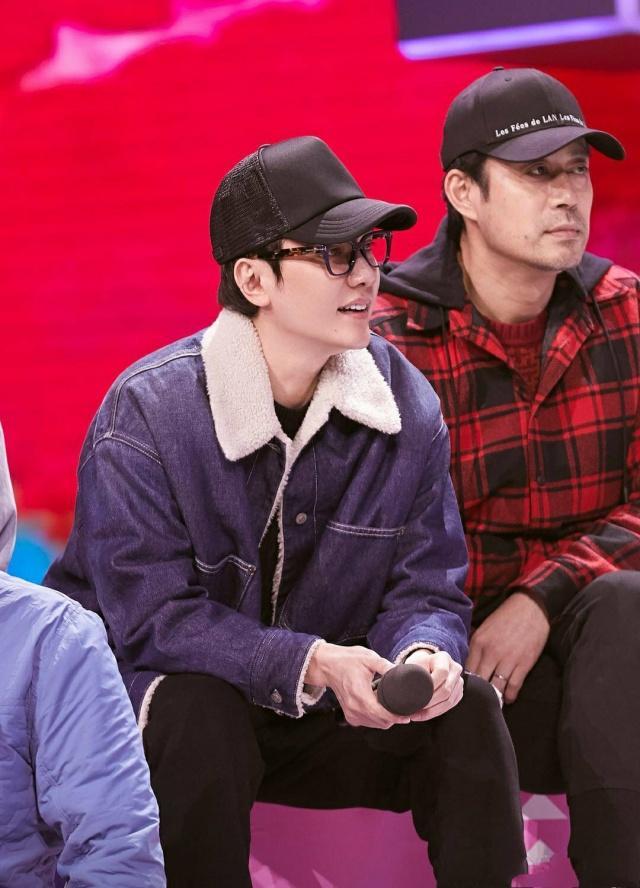 《快乐大本营》冯绍峰疑似穿赵丽颖的衣服来参