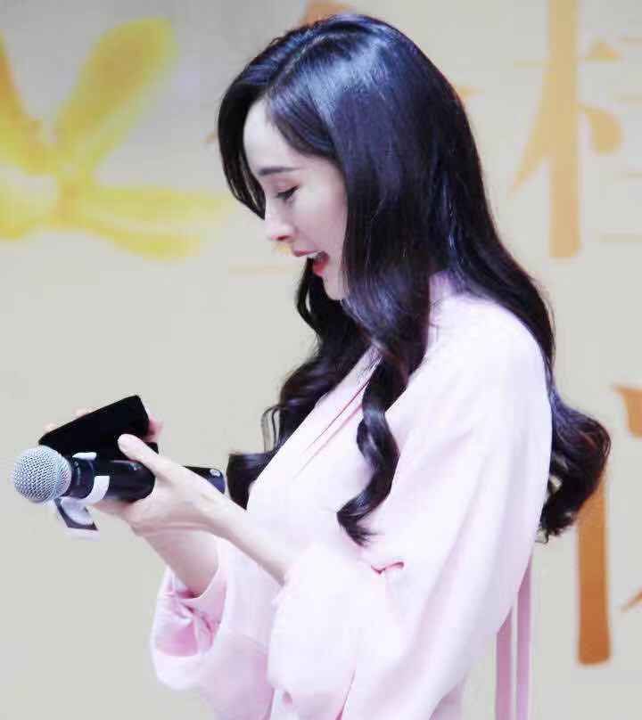 杨幂一身小粉裙如同仙女下凡,撩头发的样子却