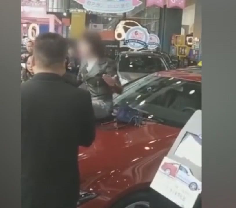 研究生女子贷款66万买奔驰,没开出4S店漏油,经