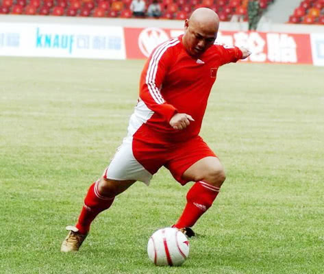 身高1米6国足前锋,绝杀阿根廷,25岁退役,英年早