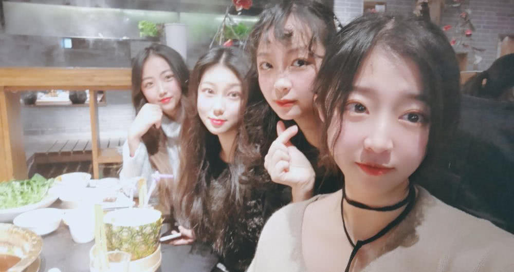 大学女生宿舍聚餐,宿舍长晒出照片,网友大喊:个个都是